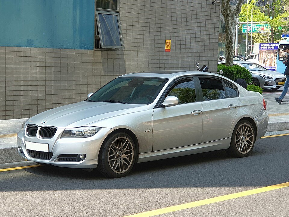 BMW 3. sērijas sedans E90 sānskatā, labi redzamas virsbūves proporcijas